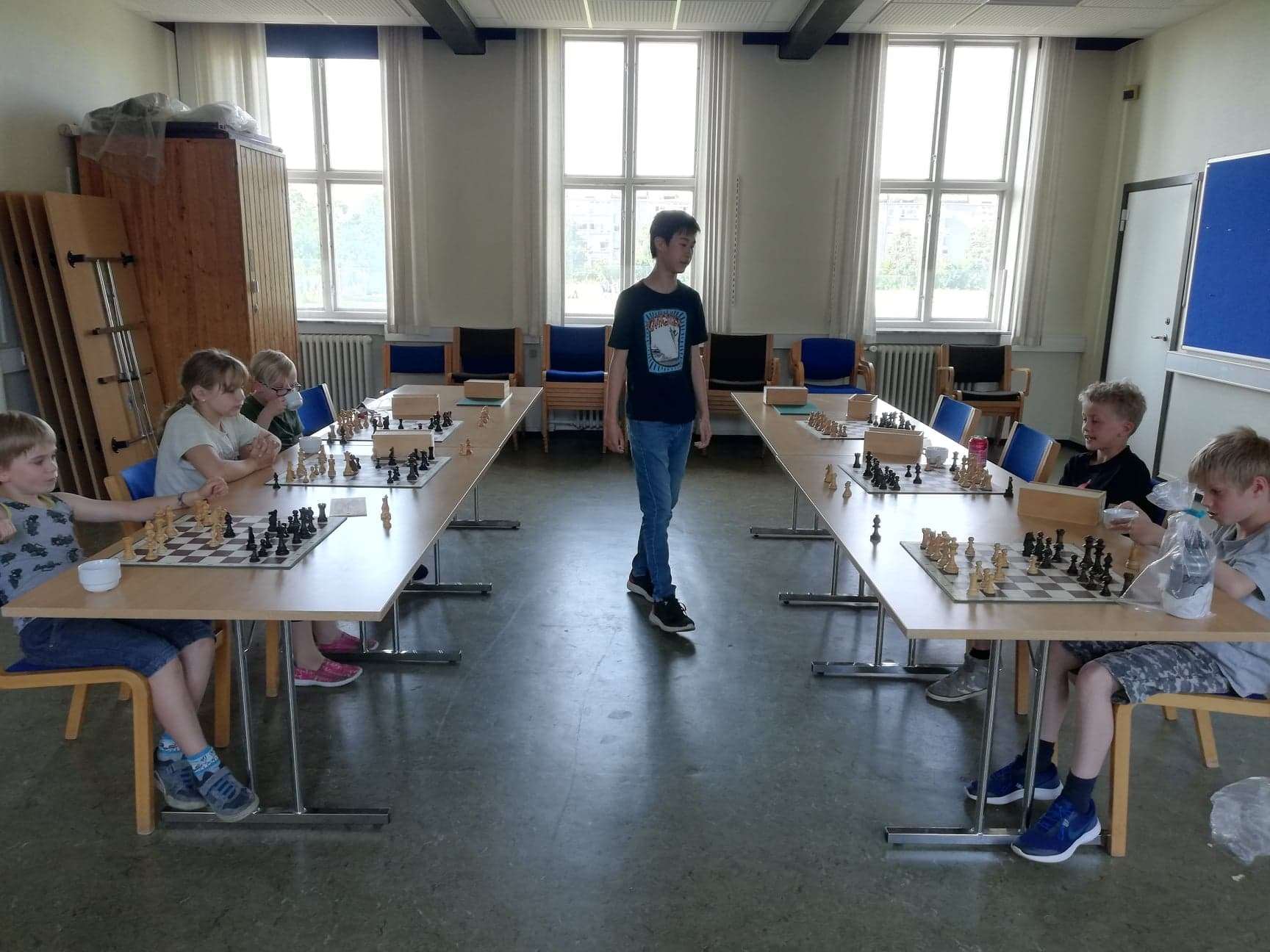 Matt giver en simultan mod juniorerne